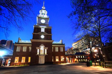 Independence hall building, Philadelphia at night