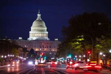 Pennsylvania Avenue traffic and US Capitol dome