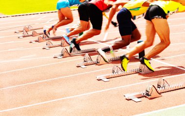 Pistte koşan kısa mesafe sporcuları