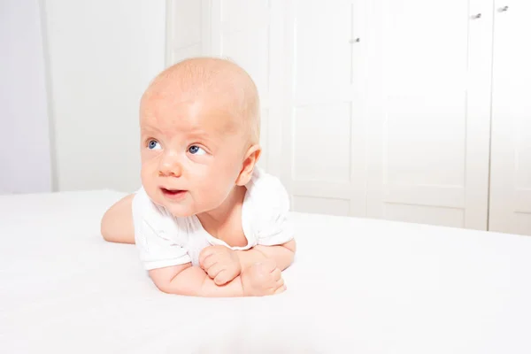 Niño bebé retrato en la cama de pie en los codos —  Fotos de Stock