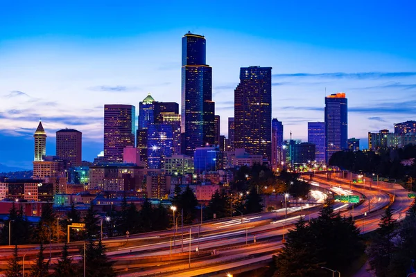 Dusk panorama view of Seattle downtown over I5 — Stok fotoğraf