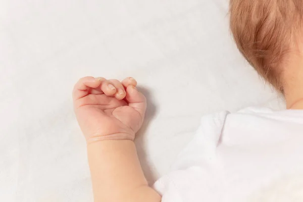 Рука крупним планом новонародженого немовляти хлопчика зверху — стокове фото