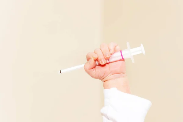 Рука младенца со шприцем - вакцинация и концепция — стоковое фото
