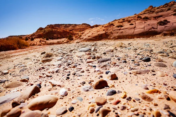 Rocas y arena en lecho seco del río en el desierto de Utah — Foto de Stock