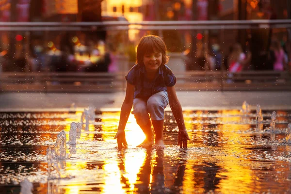 Happy boy play water Philadelphia square fountain — 스톡 사진