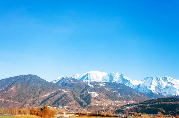 Mont-Blanc utsikt bergstoppar från Passy Valley — Stockfoto