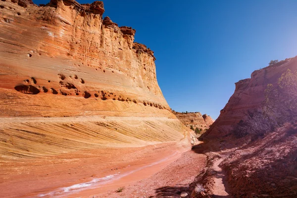 Formación de la pared del cañón rocoso y río seco en arena — Foto de Stock