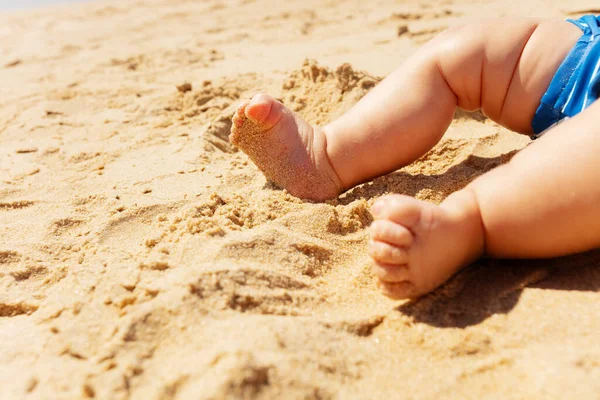 Close-up of baby infant toes feet on the sea beach — Stock Fotó