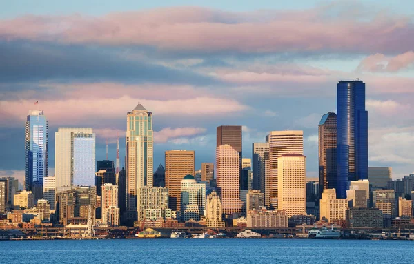 Vue panoramique du centre-ville en bord de mer à Seattle WA USA — Photo