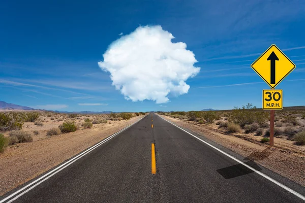 Rechte weg in de woestijn met wolk en teken — Stockfoto