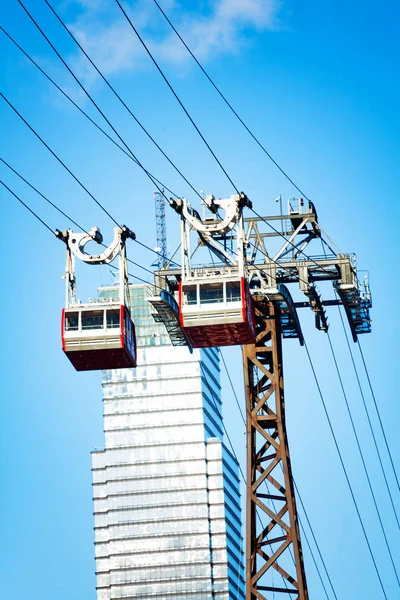 Roosevelt Island tramway system over NY skyscraper — 图库照片