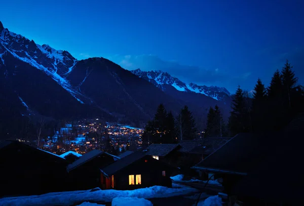 Akşamları Brevent dağı ve Chamonix köyü — Stok fotoğraf