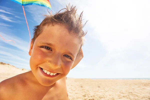 Close face ritratto del ragazzo con aquilone sulla spiaggia — Foto Stock