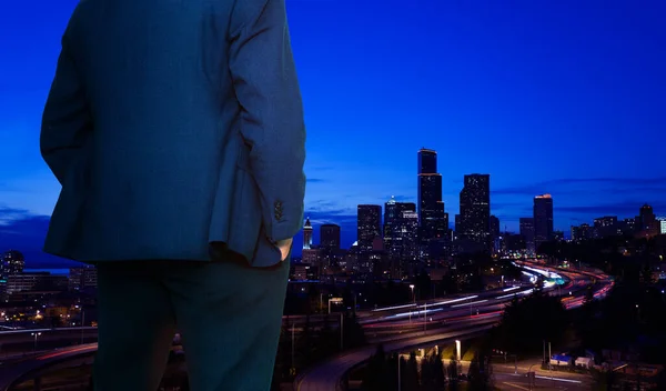 Businessman in suit stand at Seattle view window — 图库照片