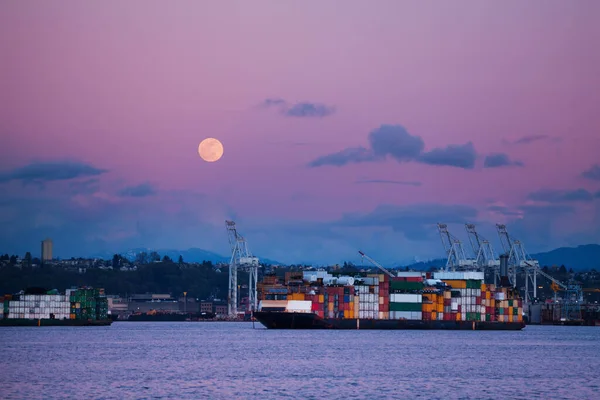 Frachtschiff mit Containern im Seehafen, Nacht — Stockfoto