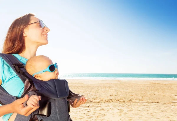 Enfant en calèche de bébé garçon avec maman sur la plage de la mer — Photo