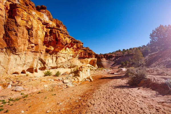 Formación de rocas de cañón y río seco en el desierto de Utah — Foto de Stock