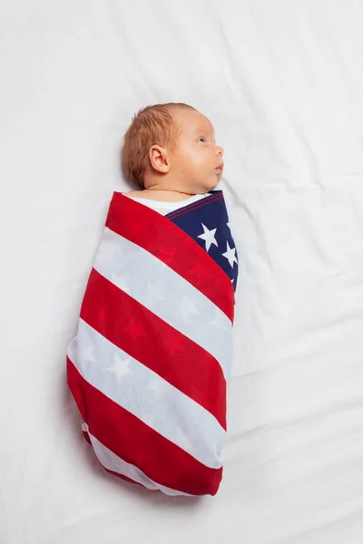 Petit bébé calme enveloppé dans le drapeau des États-Unis — Photo