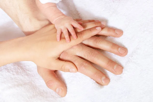 Três mãos criança adulta e bebê recém-nascido — Fotografia de Stock