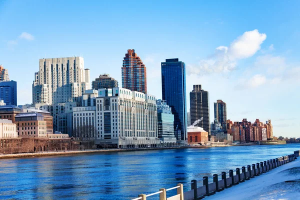 East river from Roosevelt Island and New York view — Stok fotoğraf