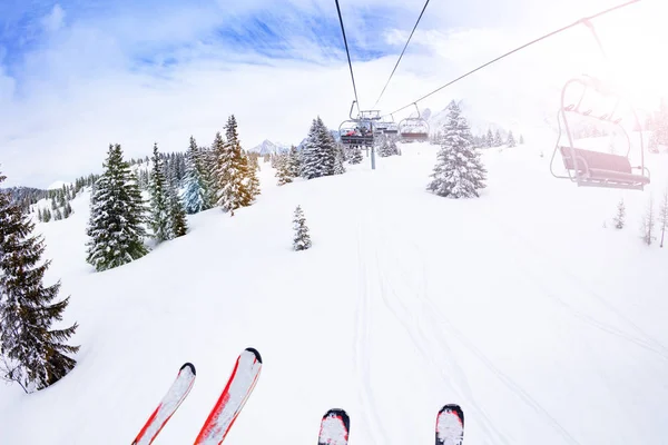 Teile von Ski und Lift über herrlichen Schneewald — Stockfoto