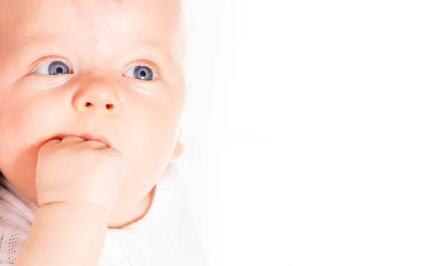 Primer plano de la cabeza del niño con la mano en la boca — Foto de Stock