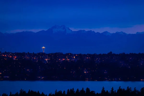 Seattle night view over mountain Olympus, houses — Stockfoto