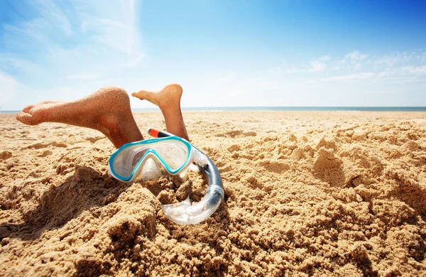 Snorkeling, maschera e piedi di un ragazzo in sabbia sulla spiaggia — Foto Stock