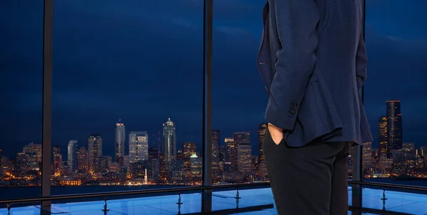 Homme en costume stand à Seattle fenêtre panoramique, WA — Photo