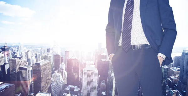 Uomo d'affari in giacca e cravatta vicino alla finestra di New York, New York — Foto Stock