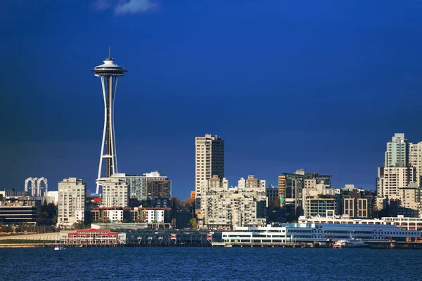 Seattle vue du front de mer du centre-ville avec aiguille spatiale — Photo