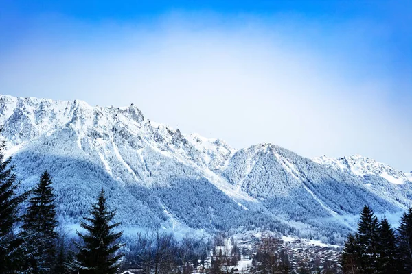 Chamonix köyü ve Le Brevent dağı kışın — Stok fotoğraf