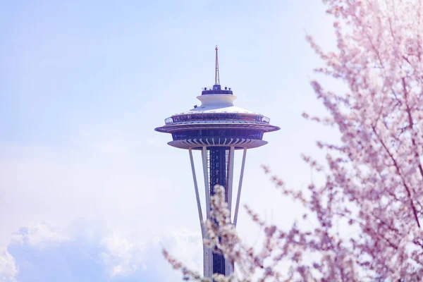 SEATTLE, WASHINGTON USA 04 APRIL 2015: Space needle and cherry flower tree — ストック写真