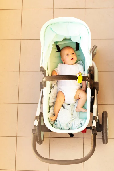 Menino bebê feliz em vista de carrinho de bebê de cima — Fotografia de Stock