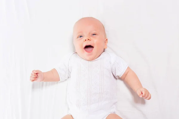 Счастливый милый маленький мальчик смеется с открытым ртом — стоковое фото