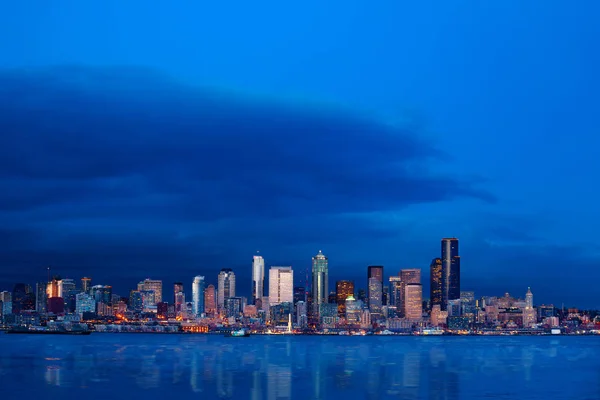 Seattle front de mer vue sur les toits du centre-ville la nuit — Photo