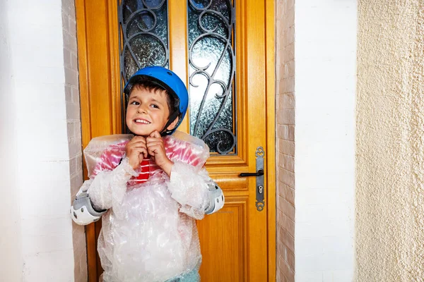 Funny boy fasten helmet in super safe bubble wrap — Stockfoto