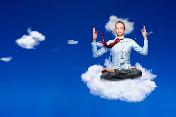 Rustige zakenvrouw mediteren zitten op wolk — Stockfoto