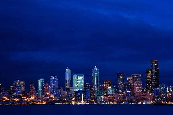 Seattle town night view downtown skyline over bay — 图库照片