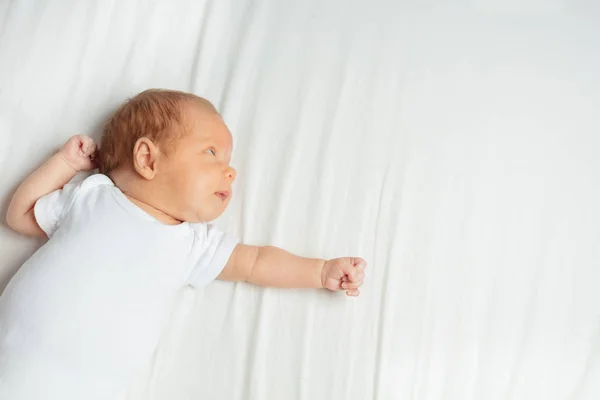 Happy little infant baby boy portrait lay on bed — 图库照片