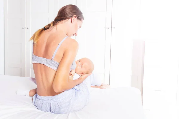 Mother with breastfeed bra feed little infant baby — Stockfoto