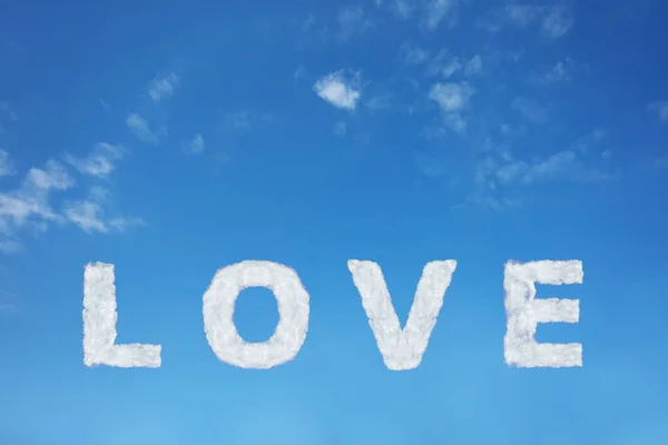 Texto de signo de amor hecho de fuente de nube sobre cielo azul —  Fotos de Stock