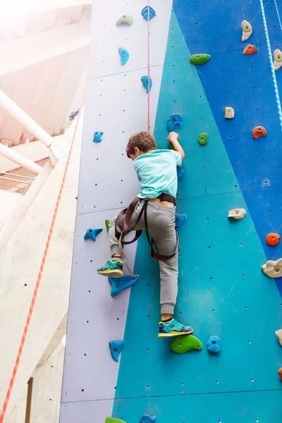 Vista desde abajo de la pared de escalada de roca niño —  Fotos de Stock