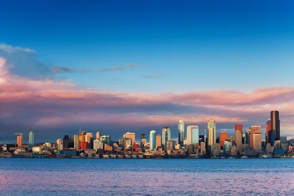 Zonsondergang skyline van Seattle centrum boven Elliot baai — Stockfoto