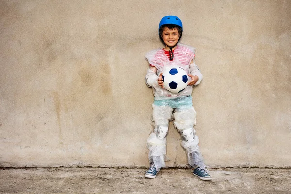 Child hold soccer ball overprotecting bubble wrap — Stockfoto