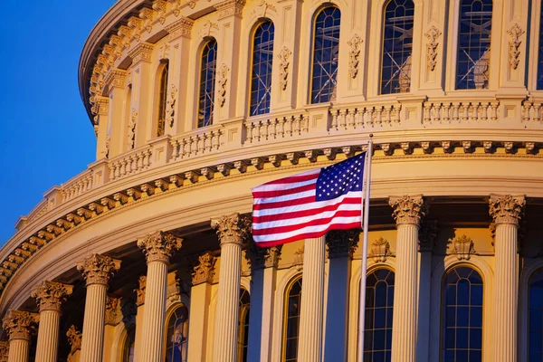 Bandera de Estados Unidos sobre Capitol Building en Washington, D.C. . —  Fotos de Stock