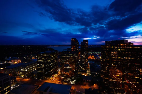 Bellevue város éjszakai panorámája belvárosi fények — Stock Fotó