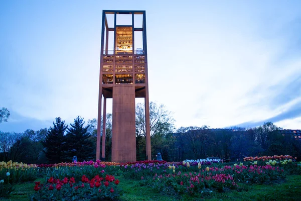 Holandeses Carillon monumento perto do Cemitério Nacional de Arlington com 50 sinos na torre durante a noite — Fotografia de Stock