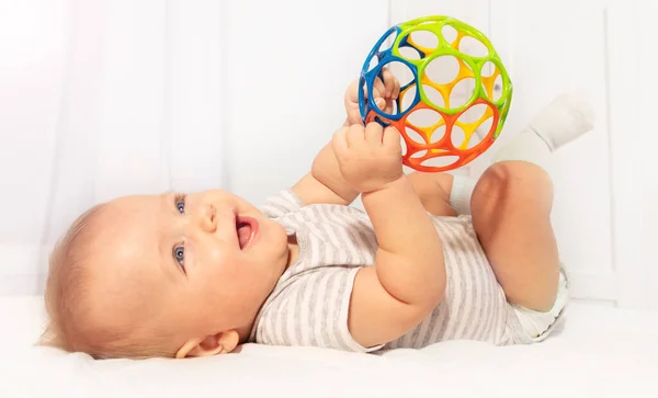 Pequeño bebé lindo niño jugar y sostener la bola de juguete —  Fotos de Stock