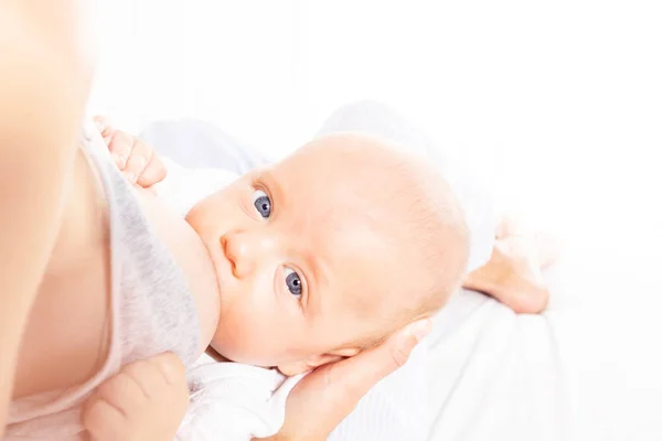 Mãe com sutiã amamentar alimentar pequeno bebê infantil — Fotografia de Stock